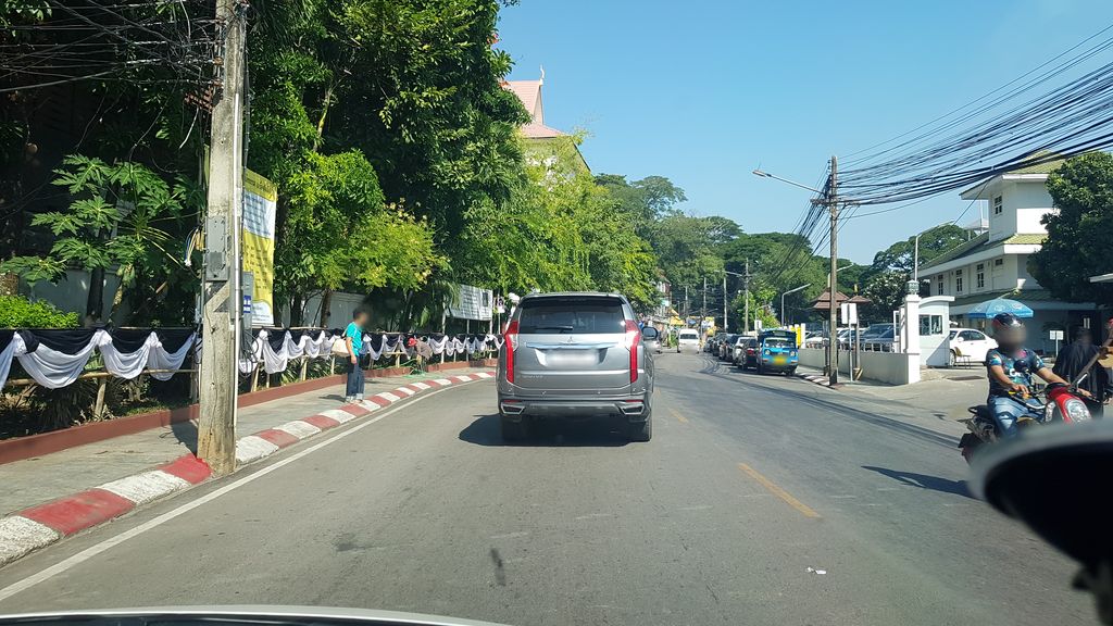ภาพถนนตรงที่ ที่จอดรถ · ในบริเวณวัดพระแก้ว ตั้งอยู่ ถ่ายโดย igorzo พ.ศ. 2562 (2019) · A street-level view of where Parking · in the grounds of Wat Phra Kaew stands, by igorzo in 2562 (2019)