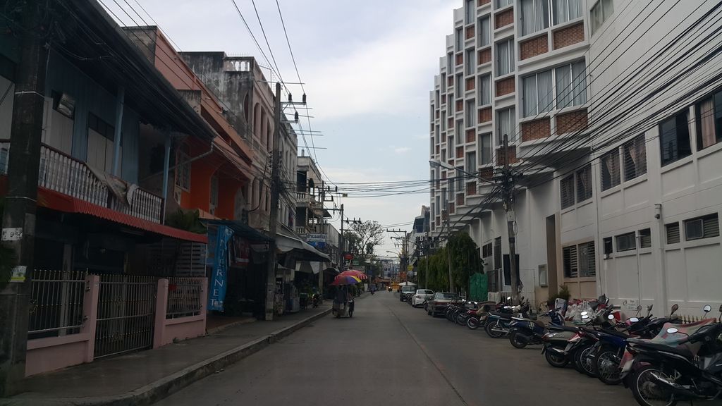 ภาพถนนตรงที่ ที่จอดรถ · ห่างไนท์บาซาร์เชียงราย 250 ม. ไปทางตะวันตก ตั้งอยู่ ถ่ายโดย jrcarlsen พ.ศ. 2560 (2017) · A street-level view of where Parking · 250 m due west of Chiang Rai Night Bazaar stands, by jrcarlsen in 2560 (2017)