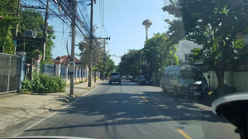 ภาพถนนตรงที่ ที่จอดรถ · ห่างวัดพระแก้ว 380 ม. ไปทางตะวันตกเฉียงใต้ ตั้งอยู่ ถ่ายโดย igorzo พ.ศ. 2562 (2019) · A street-level view of where Parking · 380 m south-west of Wat Phra Kaew stands, by igorzo in 2562 (2019)
