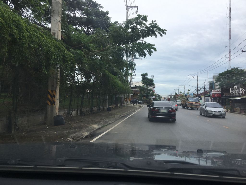 ภาพถนนตรงที่ ถนนฌาปนสถานเด่นห้าฯ ตั้งอยู่ ถ่ายโดย wapriz พ.ศ. 2561 (2018) · A street-level view of where Den Ha Crematorium Way stands, by wapriz in 2561 (2018)