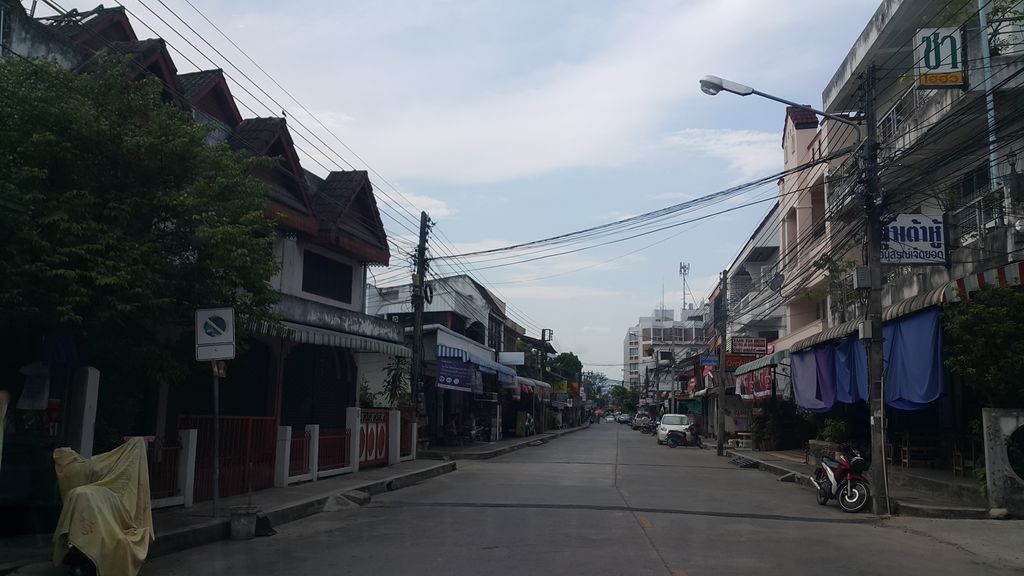 ภาพถนนตรงที่ ร้านเช่าจักรยานยนต์ บี-ไรเดอร์ ตั้งอยู่ ถ่ายโดย jrcarlsen พ.ศ. 2560 (2017) · A street-level view of where B-Rider Bike rental stands, by jrcarlsen in 2560 (2017)