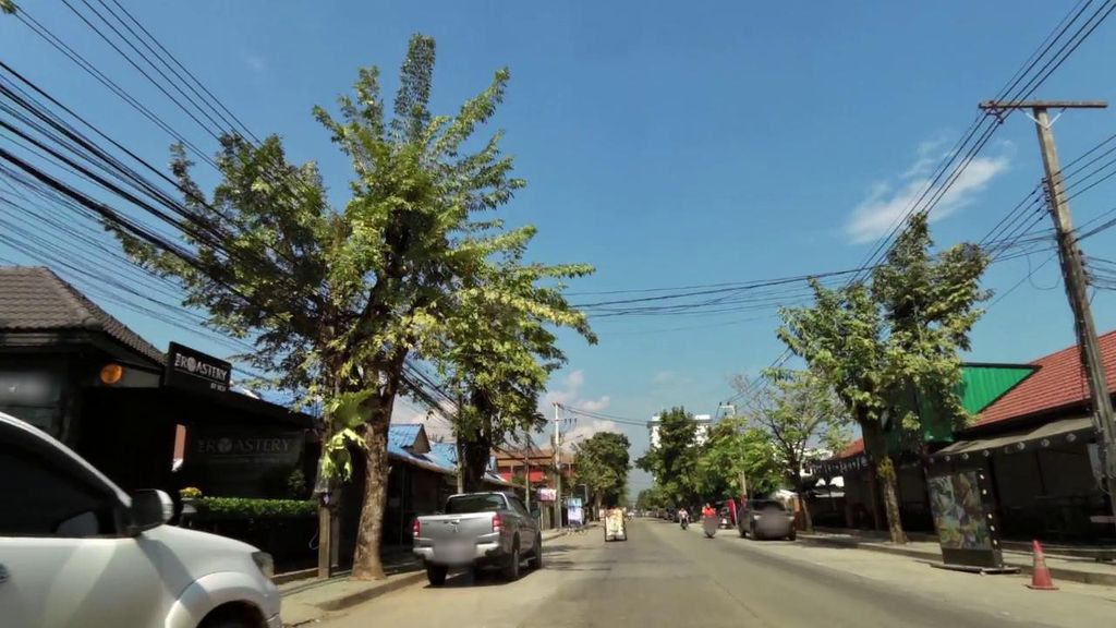 ภาพถนนตรงที่ Golden Sun Cycle ตั้งอยู่ ถ่ายโดย toffy พ.ศ. 2561 (2018) · A street-level view of where Golden Sun Cycle stands, by toffy in 2561 (2018)