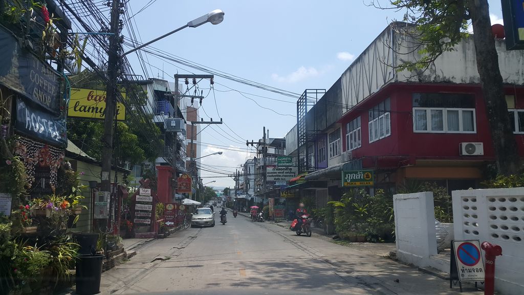 ภาพถนนตรงที่ บาจา ตั้งอยู่ ถ่ายโดย jrcarlsen พ.ศ. 2560 (2017) · A street-level view of where Bata stands, by jrcarlsen in 2560 (2017)