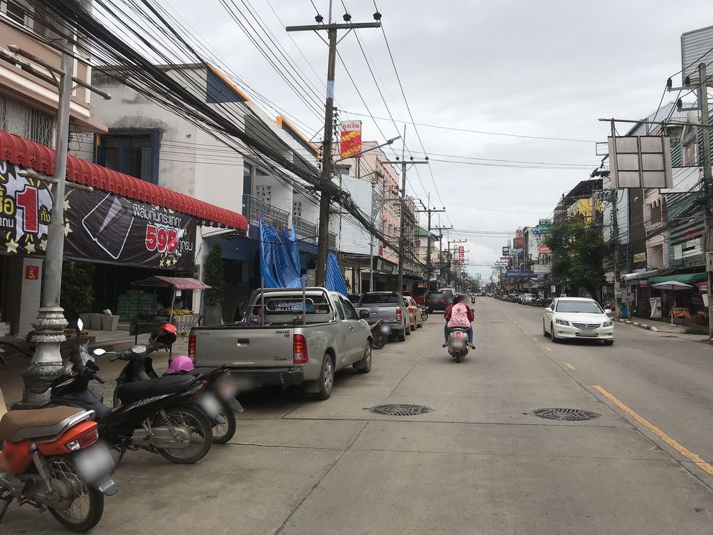 ภาพถนนตรงที่ ย่งเฮงเชียงราย ตั้งอยู่ ถ่ายโดย kiw พ.ศ. 2561 (2018) · A street-level view of where Yong Heng Chaing Rai stands, by kiw in 2561 (2018)