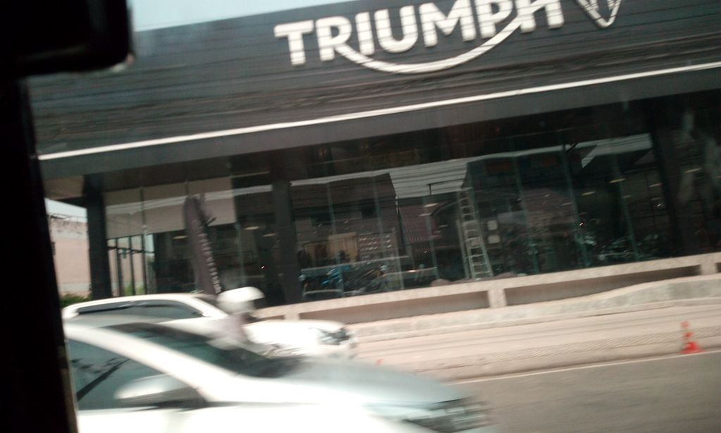 ภาพถนนตรงที่ Triumph Motorcycles Chiang Rai ตั้งอยู่ ถ่ายโดย ozflor พ.ศ. 2562 (2019) · A street-level view of where Triumph Motorcycles Chiang Rai stands, by ozflor in 2562 (2019)