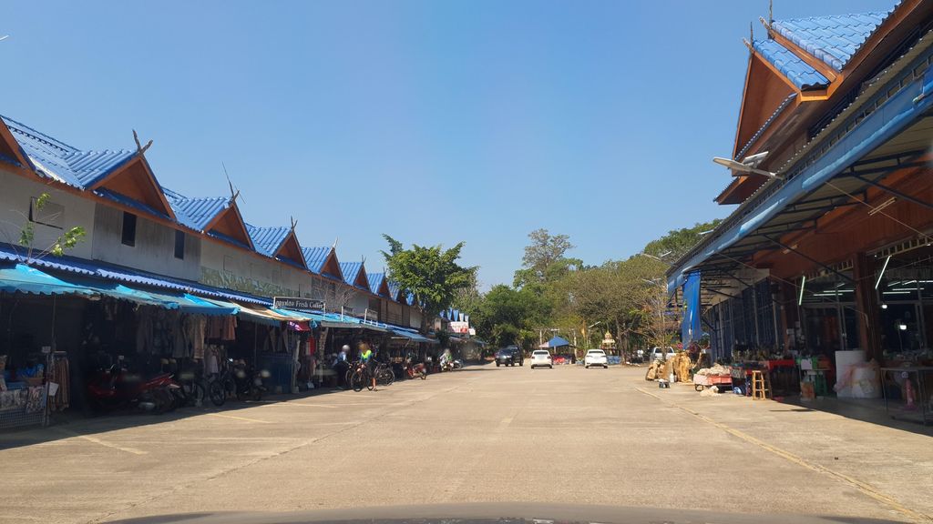 ภาพถนนตรงที่ ที่จอดรถ · ห่างหอนาฬิกาเชียงราย 96 กม. ทางตะวันตกเฉียงใต้ ตั้งอยู่ ถ่ายโดย jrcarlsen พ.ศ. 2565 (2022) · A street-level view of where Parking · 96 km south-west of Chiang Rai Clock Tower stands, by jrcarlsen in 2565 (2022)