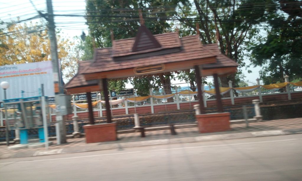 ภาพถนนตรงที่ ที่จอดมอเตอร์ไซค์ Samakkhi Witthayakhom School · ห่างหอนาฬิกาเชียงราย 440 ม. ไปทางตะวันตก ตั้งอยู่ ถ่ายโดย ozflor พ.ศ. 2562 (2019) · A street-level view of where Motorcycle parking — Samakkhi Witthayakhom School · 440 m due west of Chiang Rai Clock Tower stands, by ozflor in 2562 (2019)