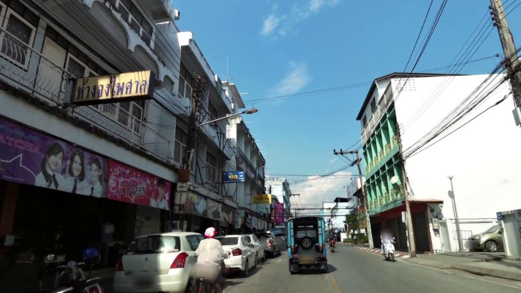 ภาพถนนตรงที่ ห้างจงไพศาล ตั้งอยู่ ถ่ายโดย toffy พ.ศ. 2561 (2018) · A street-level view of where Jong Pai San stands, by toffy in 2561 (2018)
