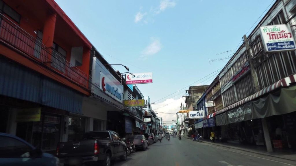 ภาพถนนตรงที่ พงศ์ศิลป์การแว่น ตั้งอยู่ ถ่ายโดย toffy พ.ศ. 2561 (2018) · A street-level view of where Pong Sin Optician stands, by toffy in 2561 (2018)