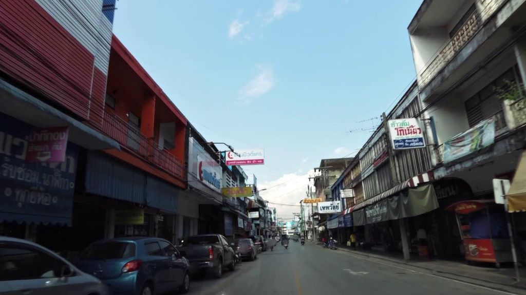 ภาพถนนตรงที่ ฟ้าไทย ตั้งอยู่ ถ่ายโดย toffy พ.ศ. 2561 (2018) · A street-level view of where ฟ้าไทย · Fathai stands, by toffy in 2561 (2018)