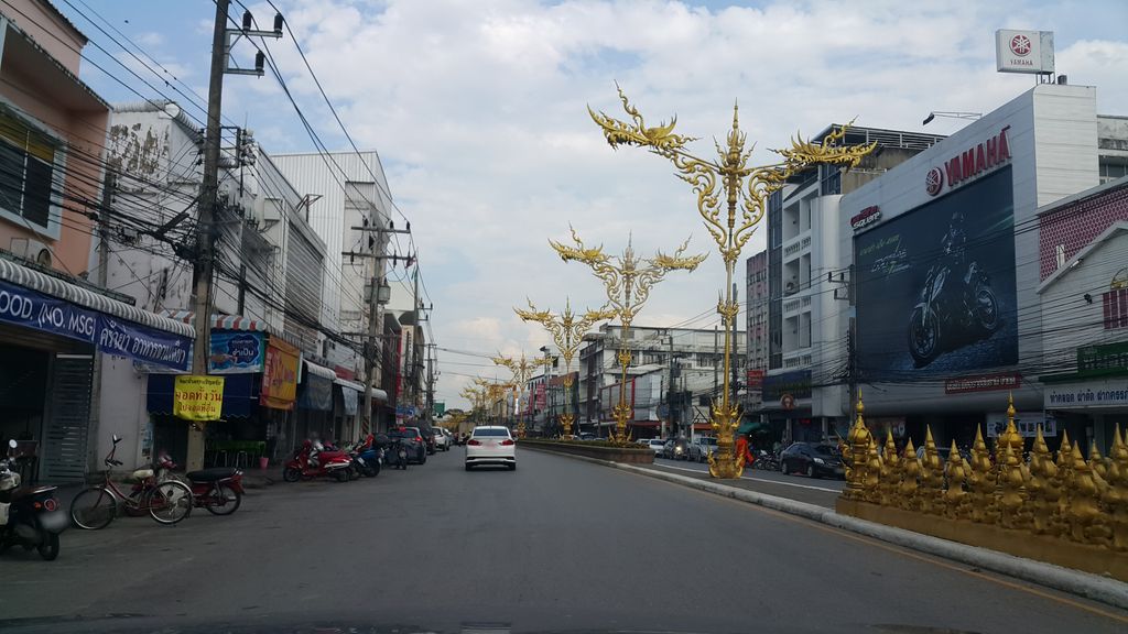 ภาพถนนตรงที่ ศรีทอง ตั้งอยู่ ถ่ายโดย jrcarlsen พ.ศ. 2560 (2017) · A street-level view of where Sritong stands, by jrcarlsen in 2560 (2017)