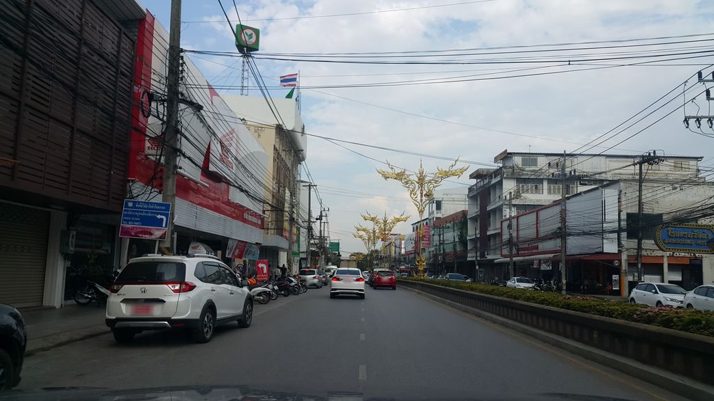 ภาพถนนตรงที่ ซิลเวอร์พลัส ตั้งอยู่ ถ่ายโดย jrcarlsen พ.ศ. 2560 (2017) · A street-level view of where Silver Plus stands, by jrcarlsen in 2560 (2017)