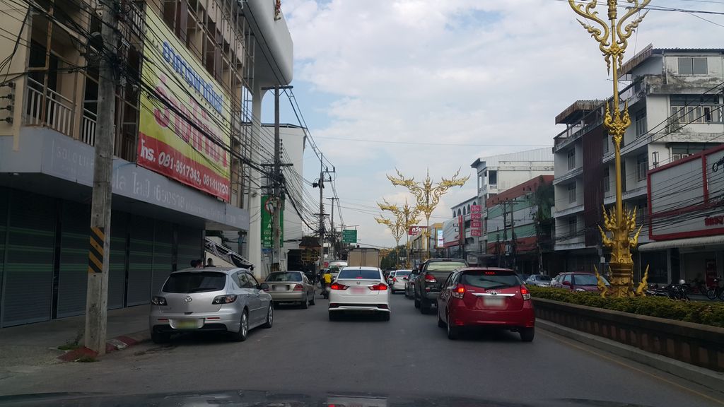 ภาพถนนตรงที่ ฮอนด้า ตั้งอยู่ ถ่ายโดย jrcarlsen พ.ศ. 2560 (2017) · A street-level view of where Honda stands, by jrcarlsen in 2560 (2017)