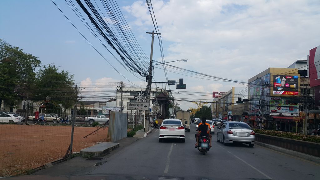 ภาพถนนตรงที่ วีระเชียงราย ตั้งอยู่ ถ่ายโดย jrcarlsen พ.ศ. 2560 (2017) · A street-level view of where Vela Chiang Rai stands, by jrcarlsen in 2560 (2017)