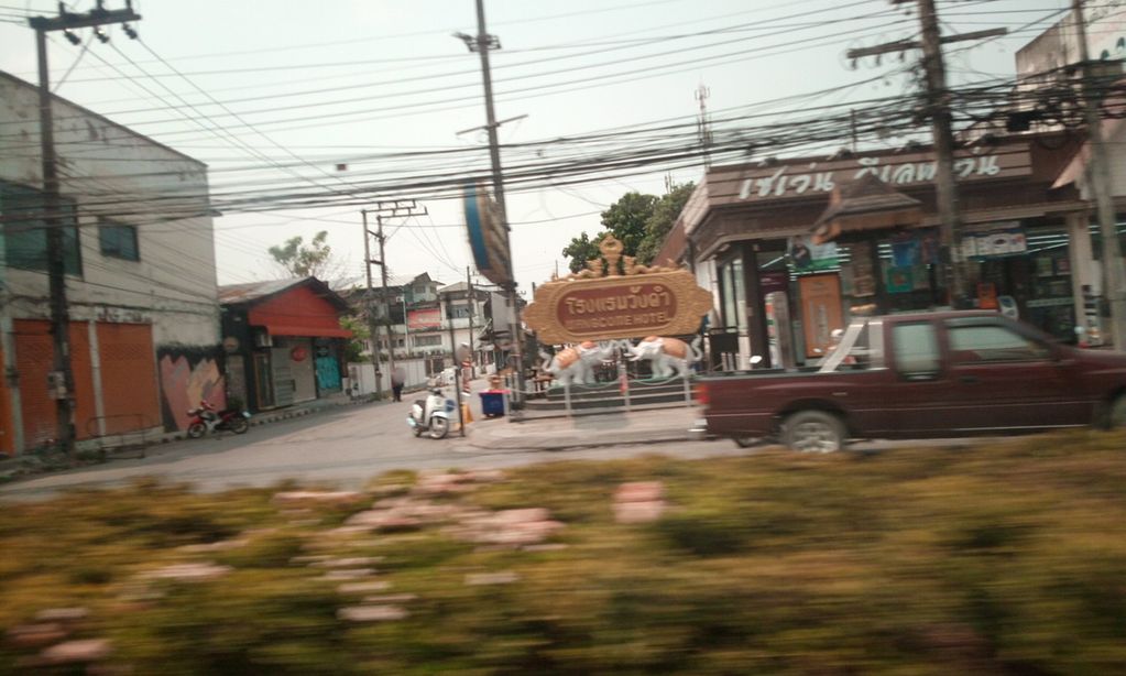 ภาพถนนตรงที่ เชียงรายสินธานี ตั้งอยู่ ถ่ายโดย ozflor พ.ศ. 2562 (2019) · A street-level view of where Sinthani stands, by ozflor in 2562 (2019)