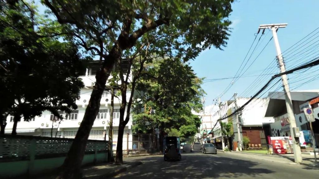 ภาพถนนตรงที่ Badin Printing ตั้งอยู่ ถ่ายโดย toffy พ.ศ. 2561 (2018) · A street-level view of where Badin Printing stands, by toffy in 2561 (2018)