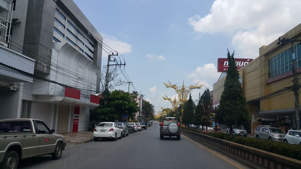 ภาพถนนตรงที่ จักรวาลพาณิชย์ ตั้งอยู่ ถ่ายโดย jrcarlsen พ.ศ. 2560 (2017) · A street-level view of where Jakawal Panitch stands, by jrcarlsen in 2560 (2017)