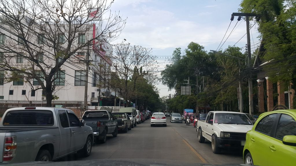 ภาพถนนตรงที่ ที่จอดรถ · ห่างไนท์บาซาร์เชียงราย 220 ม. ไปทางเหนือ ตั้งอยู่ ถ่ายโดย jrcarlsen พ.ศ. 2560 (2017) · A street-level view of where Parking · 220 m north of Chiang Rai Night Bazaar stands, by jrcarlsen in 2560 (2017)