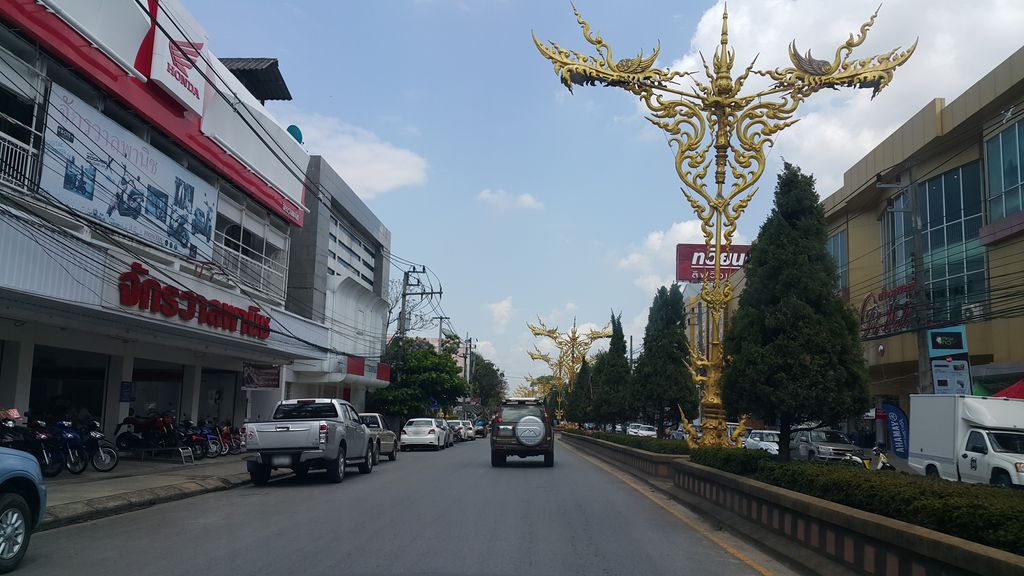 ภาพถนนตรงที่ ที่จอดรถ · ห่างไนท์บาซาร์เชียงราย 200 ม. ไปทางเหนือ ตั้งอยู่ ถ่ายโดย jrcarlsen พ.ศ. 2560 (2017) · A street-level view of where Parking · 200 m north of Chiang Rai Night Bazaar stands, by jrcarlsen in 2560 (2017)