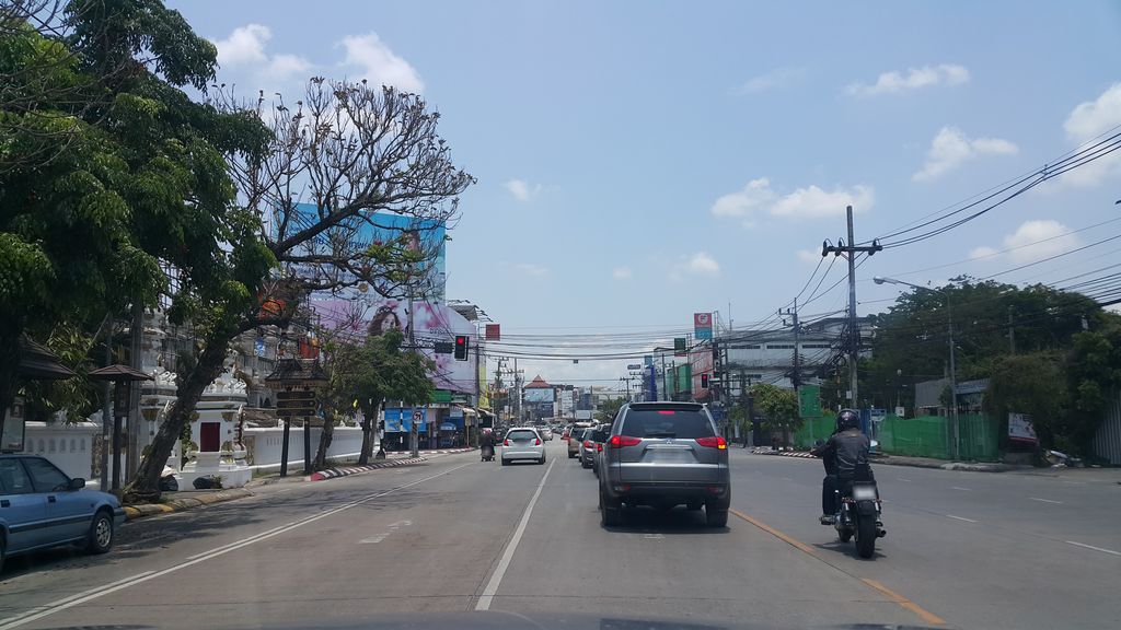 ภาพถนนตรงที่ ที่จอดรถ · ห่างหอนาฬิกาเชียงราย 320 ม. ไปทางตะวันตก ตั้งอยู่ ถ่ายโดย jrcarlsen พ.ศ. 2560 (2017) · A street-level view of where Parking · 320 m west of Chiang Rai Clock Tower stands, by jrcarlsen in 2560 (2017)