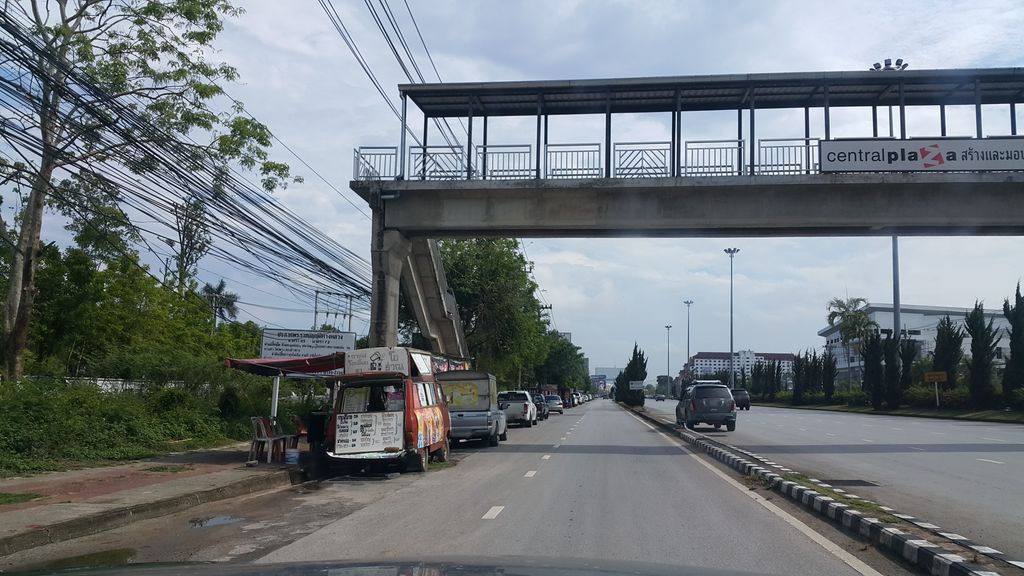 ภาพถนนตรงที่ เชียงรายกอล์ฟเซอร์วิส ตั้งอยู่ ถ่ายโดย jrcarlsen พ.ศ. 2560 (2017) · A street-level view of where Chiangrai Golf Service stands, by jrcarlsen in 2560 (2017)