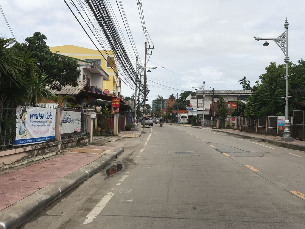 ภาพถนนตรงที่ หอพักมณีรัตน์ ตั้งอยู่ ถ่ายโดย kiw พ.ศ. 2561 (2018) · A street-level view of where Maneerat stands, by kiw in 2561 (2018)