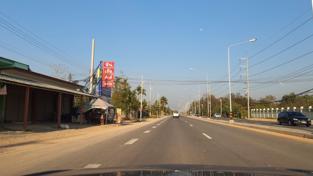 ภาพถนนตรงที่ ก๋วยเตี๋ยวเรือฮิมบ่อ ตั้งอยู่ ถ่ายโดย jrcarlsen พ.ศ. 2565 (2022) · A street-level view of where ก๋วยเตี๋ยวเรือฮิมบ่อ · Kuai Tiaoruea Him Bo stands, by jrcarlsen in 2565 (2022)