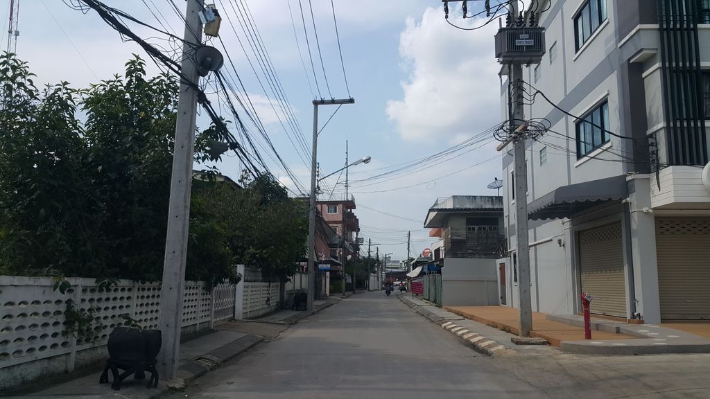 ภาพถนนตรงที่ LALLA Studio ตั้งอยู่ ถ่ายโดย jrcarlsen พ.ศ. 2560 (2017) · A street-level view of where LALLA Studio stands, by jrcarlsen in 2560 (2017)