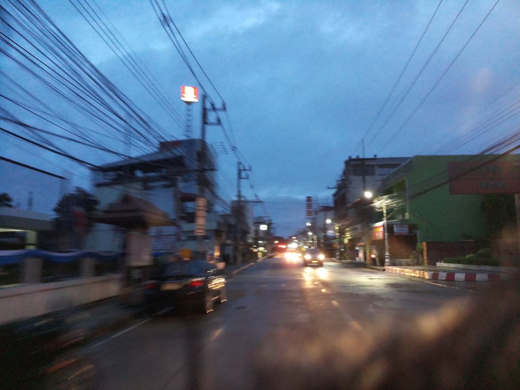 ภาพถนนตรงที่ ข้าวซอยอิสลาม ตั้งอยู่ ถ่ายโดย jang พ.ศ. 2561 (2018) · A street-level view of where ข้าวซอยอิสลาม · Khao Soi Islamic stands, by jang in 2561 (2018)