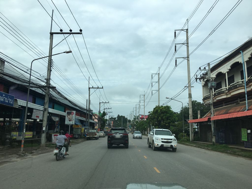 ภาพถนนตรงที่ กุหลาบซักอบรีด ตั้งอยู่ ถ่ายโดย wapriz พ.ศ. 2561 (2018) · A street-level view of where กุหลาบซักอบรีด · Kulap Sakabrit stands, by wapriz in 2561 (2018)