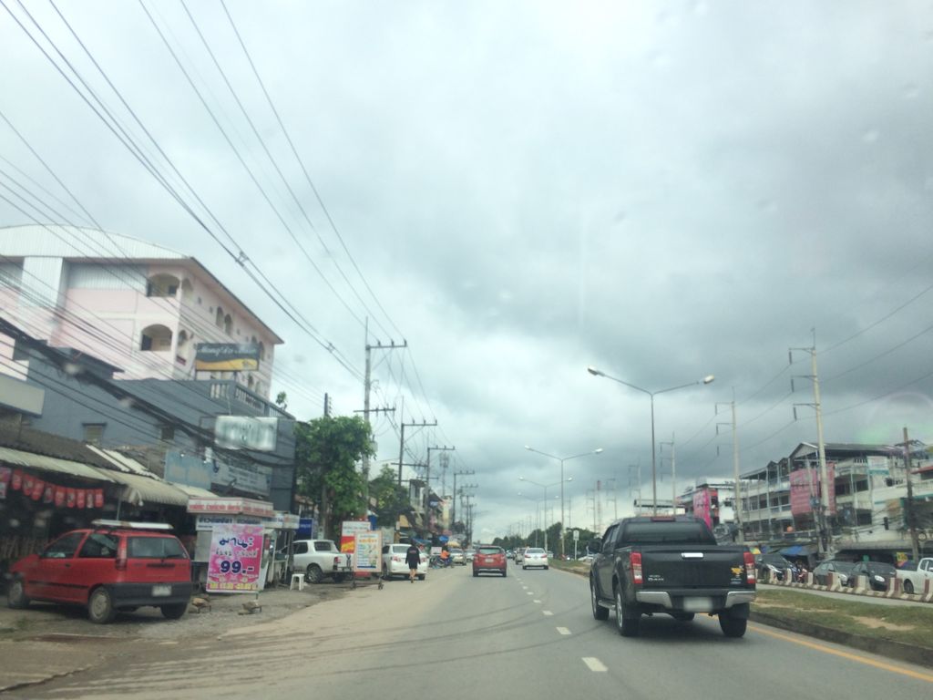 ภาพถนนตรงที่ หนุ่ม โมบาย ซ่อมด่วน ตั้งอยู่ ถ่ายโดย prasert พ.ศ. 2559 (2016) · A street-level view of where หนุ่ม โมบาย ซ่อมด่วน · Num Mobile Somduan stands, by prasert in 2559 (2016)