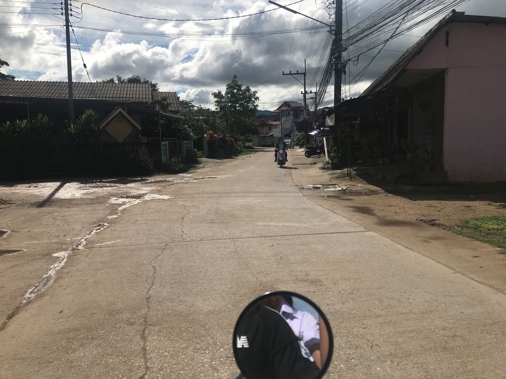 ภาพถนนตรงที่ ส้มตำกฤษณา ตั้งอยู่ ถ่ายโดย wiwattantib พ.ศ. 2561 (2018) · A street-level view of where ส้มตำกฤษณา · Som Tam Karisana stands, by wiwattantib in 2561 (2018)