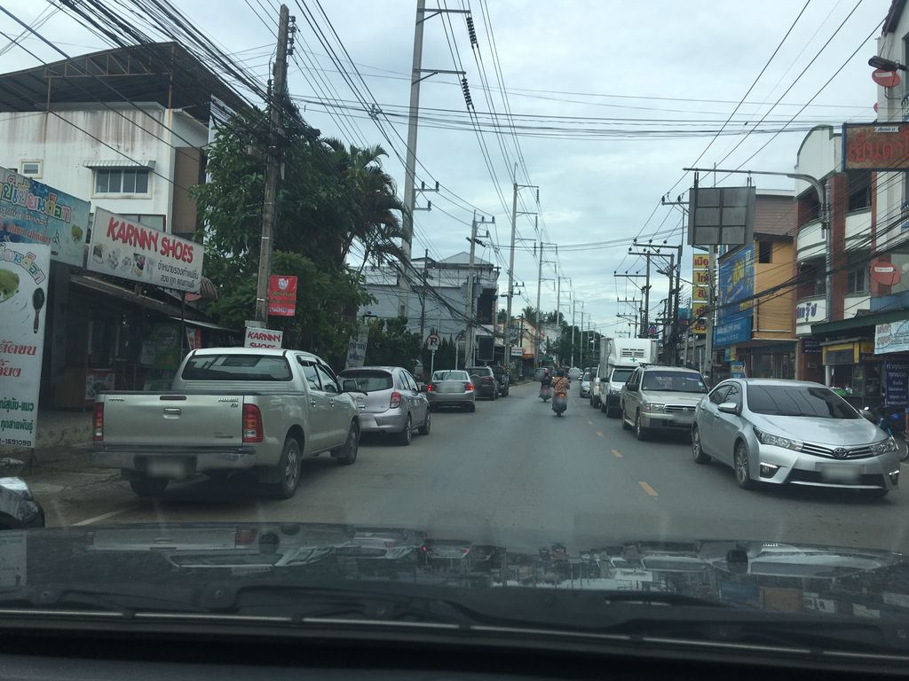 ภาพถนนตรงที่ ซูชิจัดเต็มพ่นไฟ ตั้งอยู่ ถ่ายโดย wapriz พ.ศ. 2561 (2018) · A street-level view of where ซูชิจัดเต็มพ่นไฟ · Sushi Chattem Phon Fai stands, by wapriz in 2561 (2018)