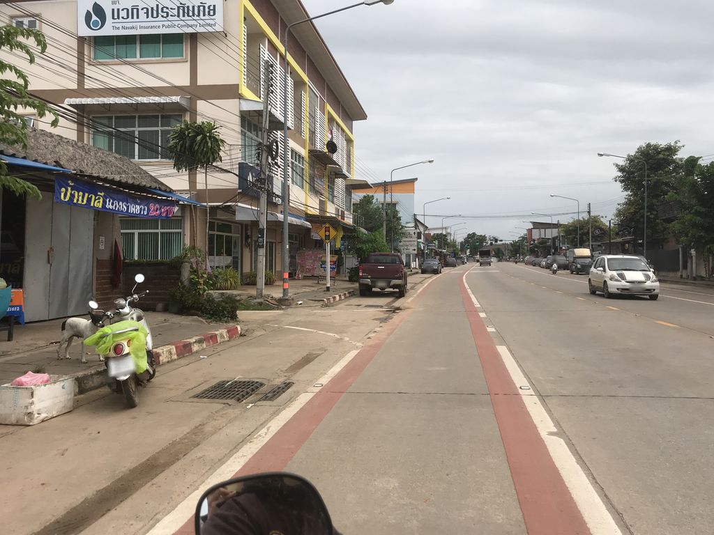 ภาพถนนตรงที่ We Bar Restaurant & Karaoke ตั้งอยู่ ถ่ายโดย kiw พ.ศ. 2561 (2018) · A street-level view of where We Bar Restaurant & Karaoke stands, by kiw in 2561 (2018)