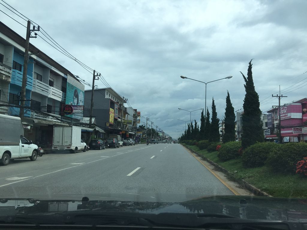 ภาพถนนตรงที่ Kong Mobile ตั้งอยู่ ถ่ายโดย wapriz พ.ศ. 2561 (2018) · A street-level view of where Kong Mobile stands, by wapriz in 2561 (2018)