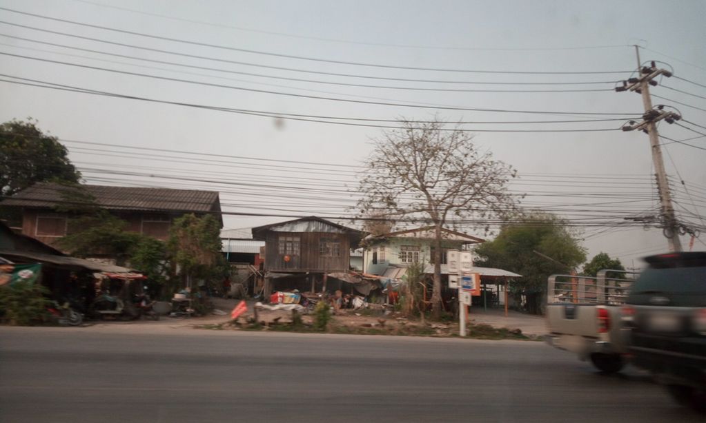 ภาพถนนตรงที่ สามแยกฟาร์โรห์ ตั้งอยู่ ถ่ายโดย ozflor พ.ศ. 2562 (2019) · A street-level view of where สามแยกฟาร์โรห์ · Samyaek Fa Ro stands, by ozflor in 2562 (2019)