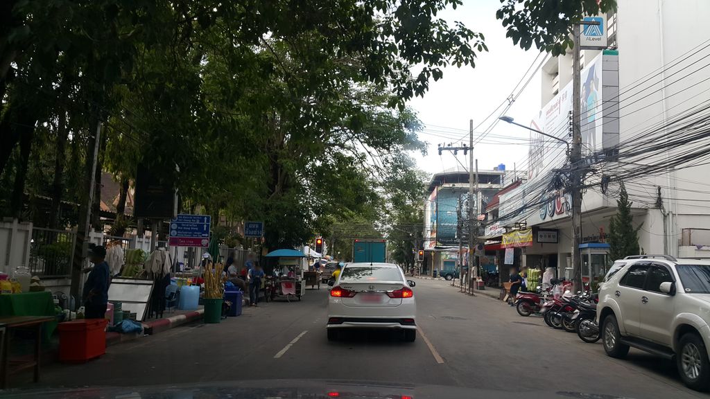 ภาพถนนตรงที่ บ้านตะวัน คาเฟ่ / Bann Tawan ตั้งอยู่ ถ่ายโดย jrcarlsen พ.ศ. 2560 (2017) · A street-level view of where บ้านตะวัน คาเฟ่ / Bann Tawan stands, by jrcarlsen in 2560 (2017)