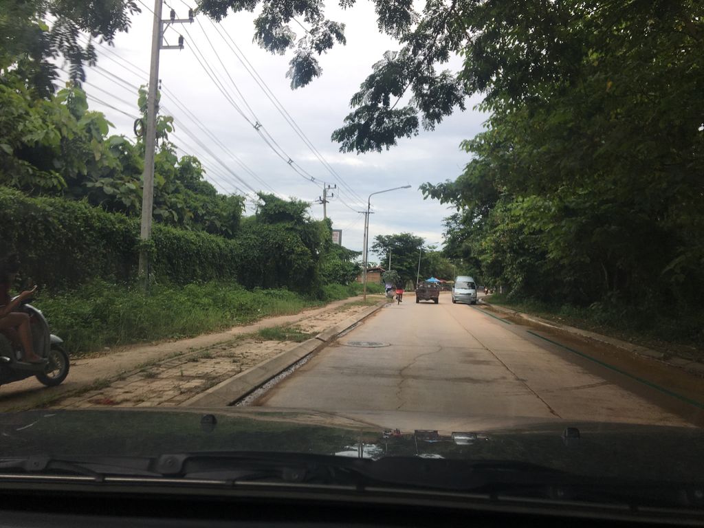 ภาพถนนตรงที่ หอมฉุย ตั้งอยู่ ถ่ายโดย wapriz พ.ศ. 2561 (2018) · A street-level view of where หอมฉุย · Homchui stands, by wapriz in 2561 (2018)