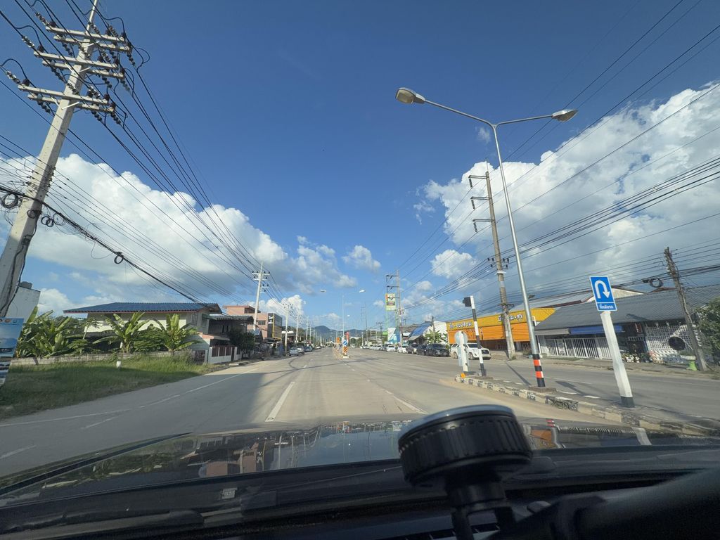ภาพถนนตรงที่ เทศบาลตำบลเวียงเทิง ตั้งอยู่ ถ่ายโดย Peeramod พ.ศ. 2569 (2026) · A street-level view of where เทศบาลตำบลเวียงเทิง · Tambon Wiang Thoeng Municipality stands, by Peeramod in 2569 (2026)