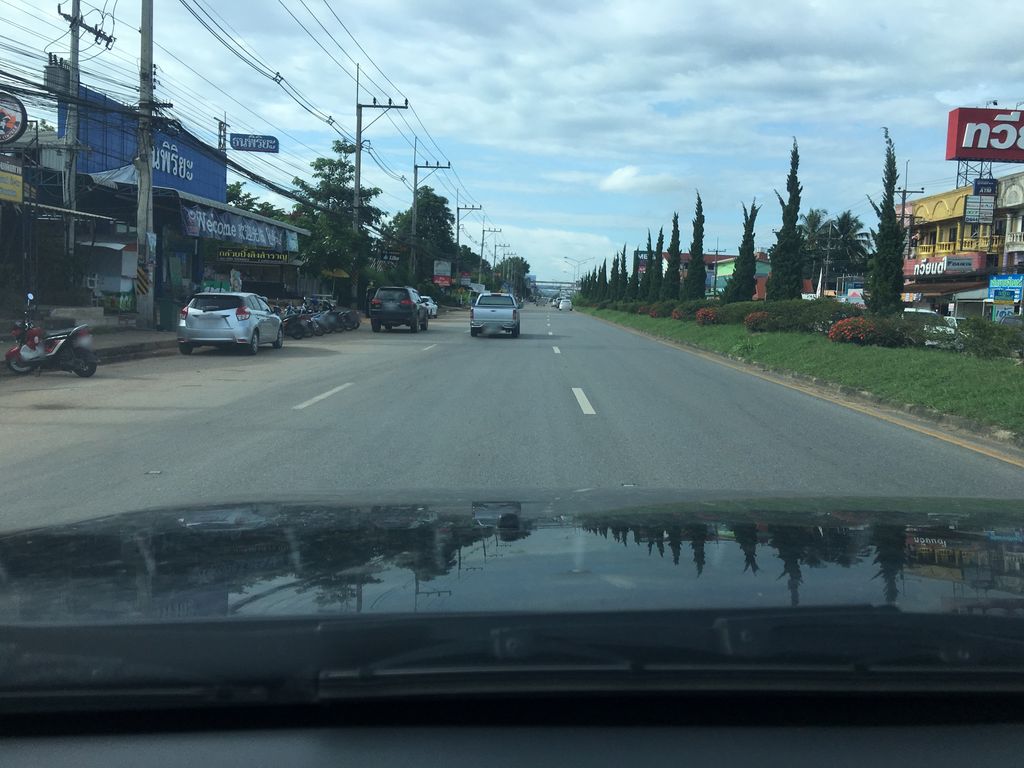 ภาพถนนตรงที่ นมปังปิ้ง ม็อคเทล ตั้งอยู่ ถ่ายโดย wapriz พ.ศ. 2561 (2018) · A street-level view of where นมปังปิ้ง ม็อคเทล · Nompangping Mookthen stands, by wapriz in 2561 (2018)