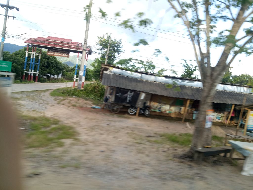 ภาพถนนตรงที่ ส้มตำไก่ย่างแม่ติ่ง ตั้งอยู่ ถ่ายโดย chananthida พ.ศ. 2561 (2018) · A street-level view of where ส้มตำไก่ย่างแม่ติ่ง · Som Tam Kainga Mae Ting stands, by chananthida in 2561 (2018)
