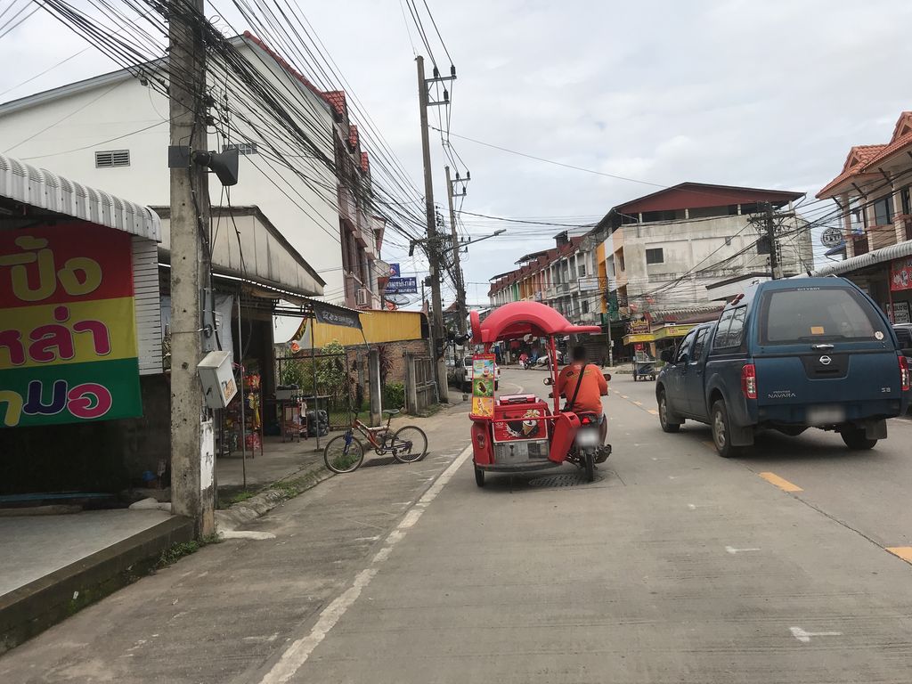 ภาพถนนตรงที่ Yellow Nails and Spa ตั้งอยู่ ถ่ายโดย kiw พ.ศ. 2561 (2018) · A street-level view of where Yellow Nails and Spa stands, by kiw in 2561 (2018)