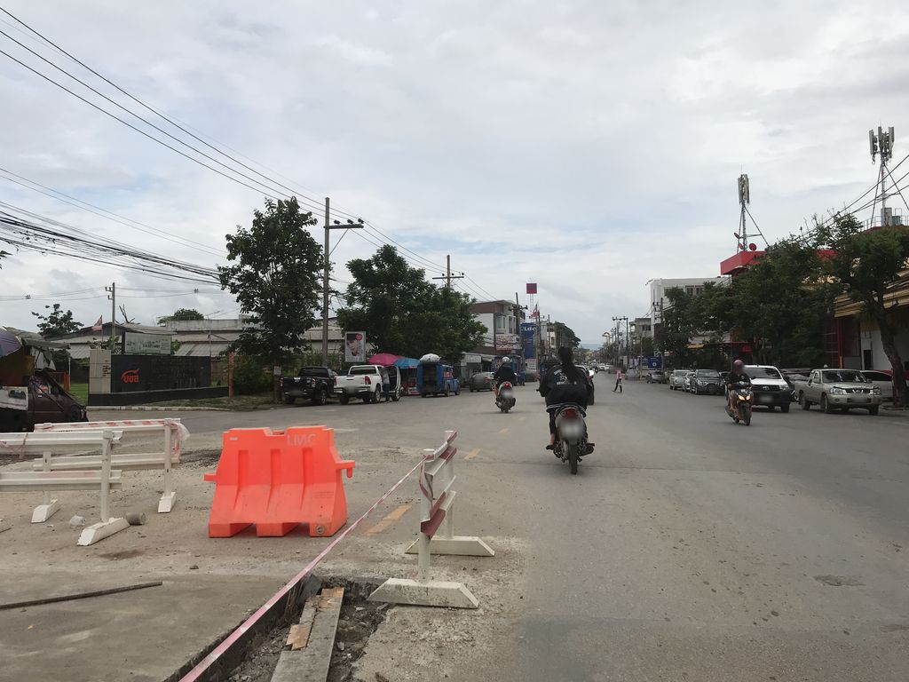 ภาพถนนตรงที่ MA-MA CAFE ตั้งอยู่ ถ่ายโดย kiw พ.ศ. 2561 (2018) · A street-level view of where MA-MA CAFE stands, by kiw in 2561 (2018)
