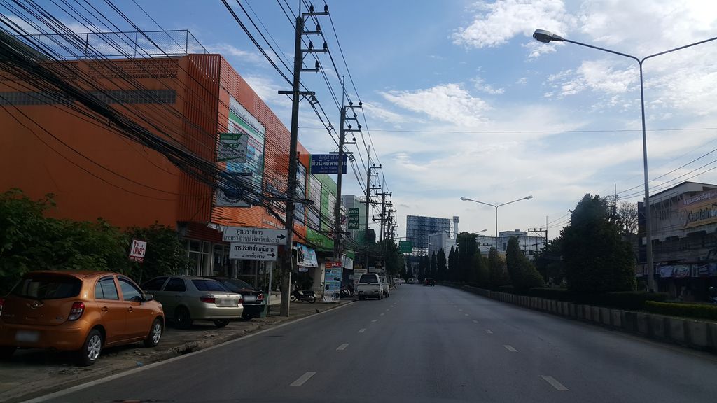 ภาพถนนตรงที่ ทีเควอเตอร์เทค ตั้งอยู่ ถ่ายโดย jrcarlsen พ.ศ. 2560 (2017) · A street-level view of where ทีเควอเตอร์เทค · Thikhe Water Thek stands, by jrcarlsen in 2560 (2017)