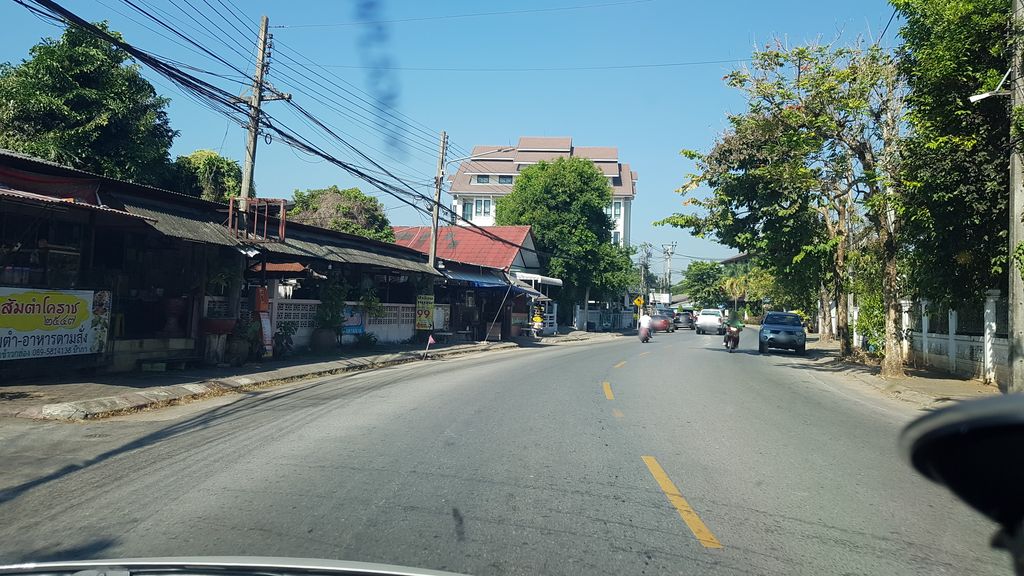 ภาพถนนตรงที่ YodDoy PangKhon Original ตั้งอยู่ ถ่ายโดย igorzo พ.ศ. 2562 (2019) · A street-level view of where YodDoy PangKhon Original stands, by igorzo in 2562 (2019)