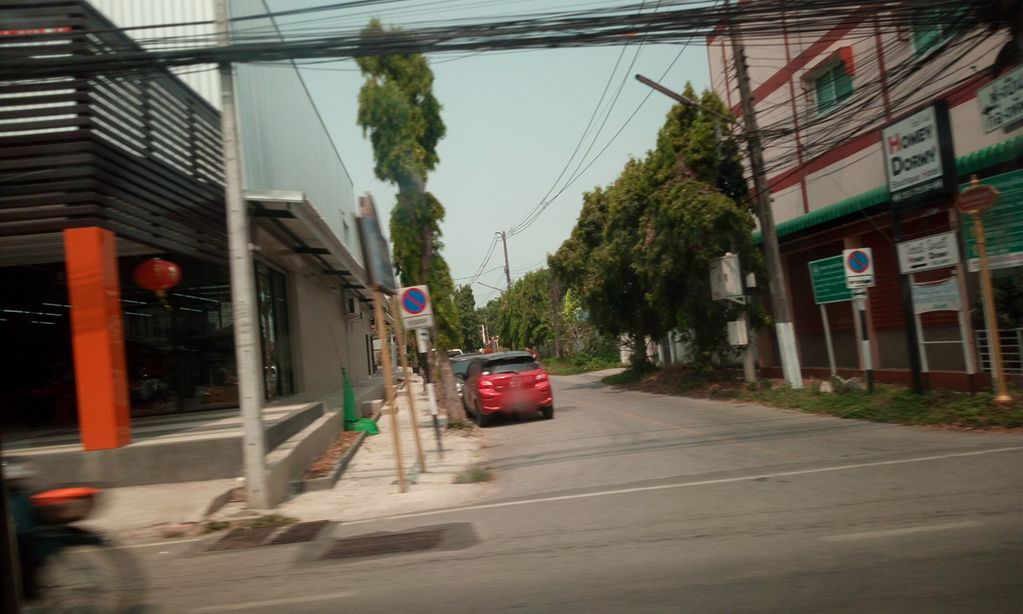 ภาพถนนตรงที่ อินดี้ คาเฟ่ ตั้งอยู่ ถ่ายโดย ozflor พ.ศ. 2562 (2019) · A street-level view of where อินดี้ คาเฟ่ · Indie Café stands, by ozflor in 2562 (2019)