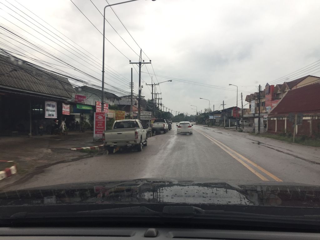ภาพถนนตรงที่ เสริมสวย แดง ตั้งอยู่ ถ่ายโดย chanon พ.ศ. 2561 (2018) · A street-level view of where เสริมสวย แดง · Soemsuai Daeng stands, by chanon in 2561 (2018)