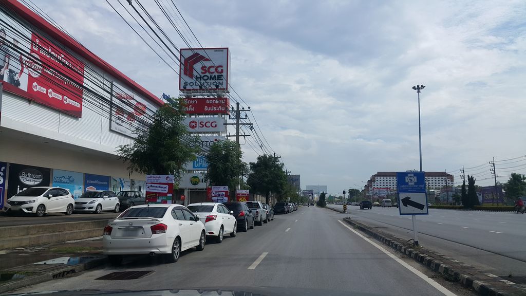ภาพถนนตรงที่ เอสซีจี โฮม บุญถาวร ตั้งอยู่ ถ่ายโดย jrcarlsen พ.ศ. 2560 (2017) · A street-level view of where เอสซีจี โฮม บุญถาวร · S C Chi Home Bunthaora stands, by jrcarlsen in 2560 (2017)