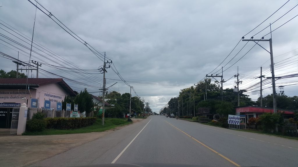 ภาพถนนตรงที่ ร้านสมนึกยางยนต์ ตั้งอยู่ ถ่ายโดย jrcarlsen พ.ศ. 2559 (2016) · A street-level view of where ร้านสมนึกยางยนต์ · Ran Somnuek Yangyon stands, by jrcarlsen in 2559 (2016)
