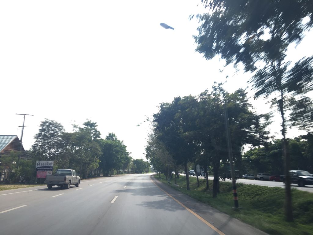 ภาพถนนตรงที่ ร้านลาบลุงแน่น ตั้งอยู่ ถ่ายโดย wapriz พ.ศ. 2561 (2018) · A street-level view of where ร้านลาบลุงแน่น · Ran Lap Lung Naen stands, by wapriz in 2561 (2018)